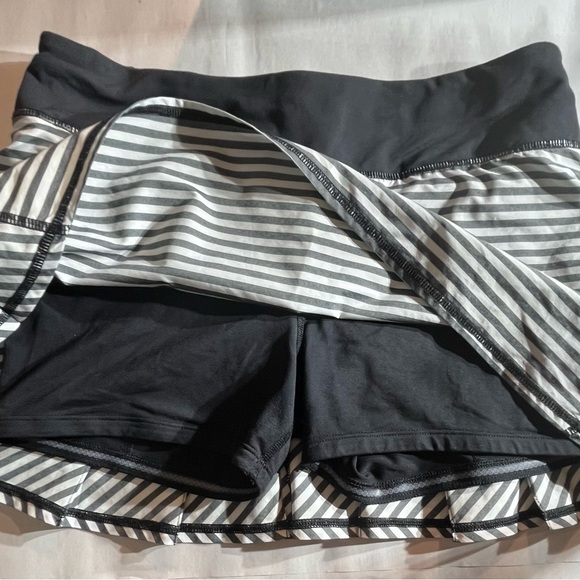 Lululemon Run Pace Setter Tennis golf Skirt Sz 6 Please Review measurements - Picture 6 of 12